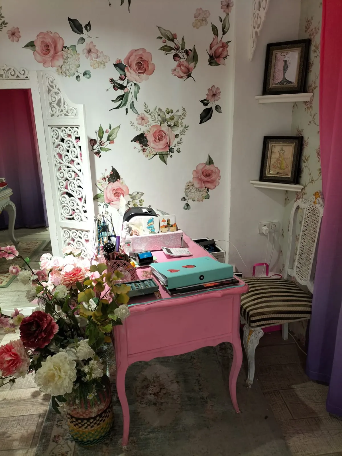 Rincón con escritorio y decoración floral en la tienda