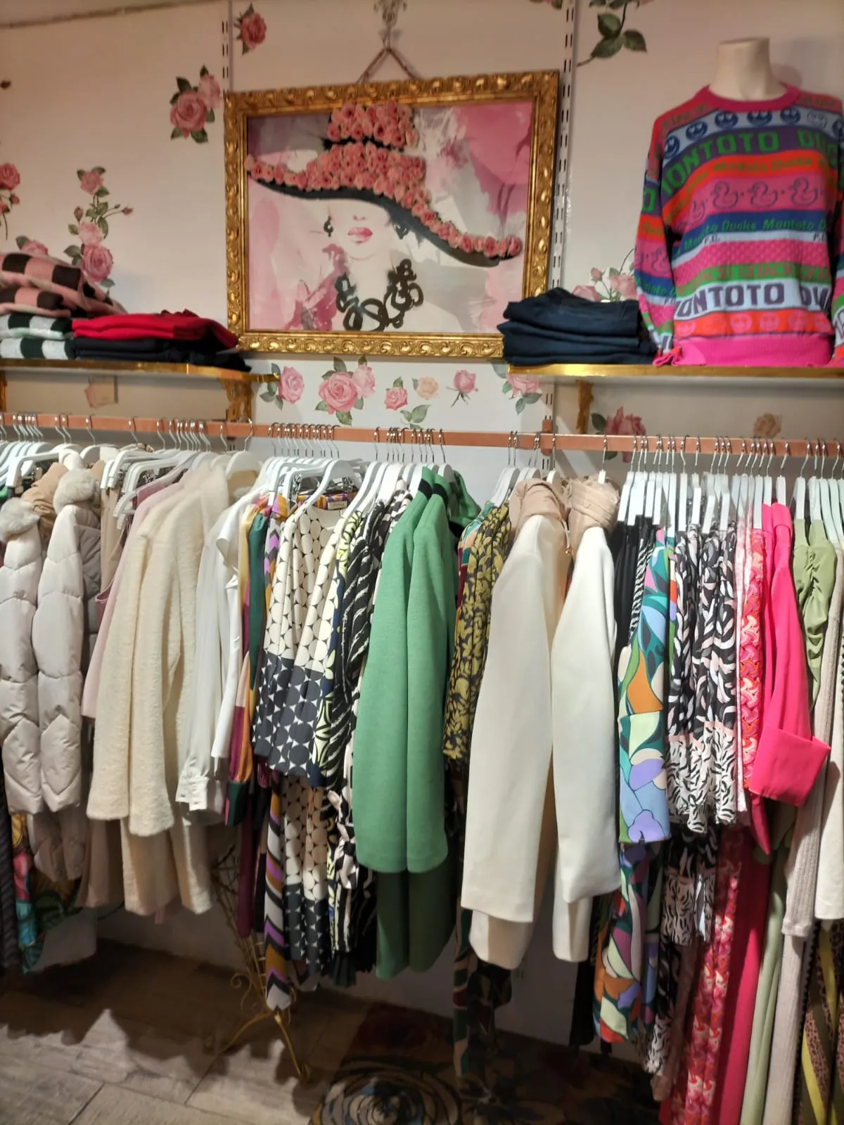Percha con abrigos, jerséis y prendas de punto para el día a día