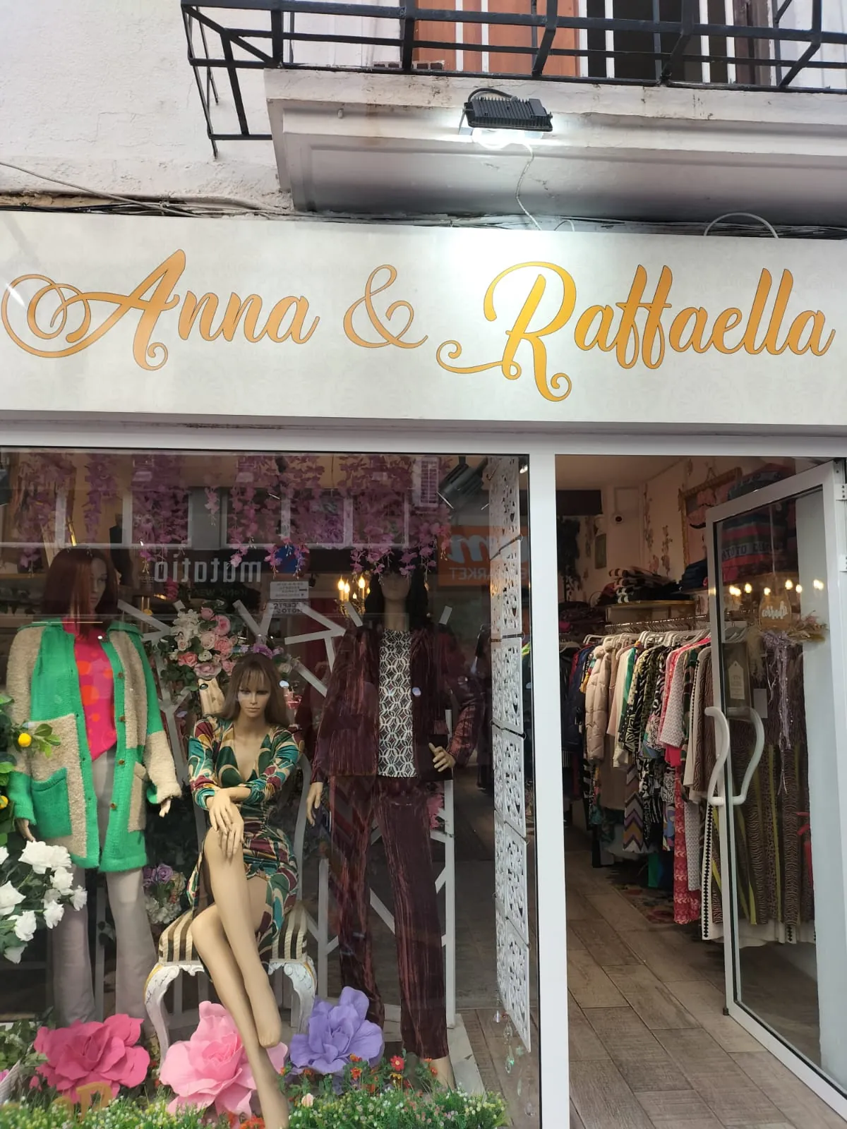 Fachada y escaparate de la tienda Anna & Raffaella en Benidorm